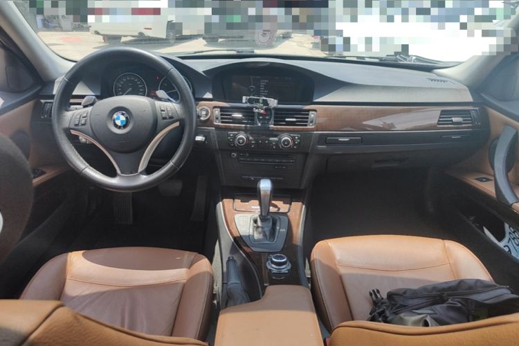Used BMW 3 Series 2010 325i Luxury Model Center Console