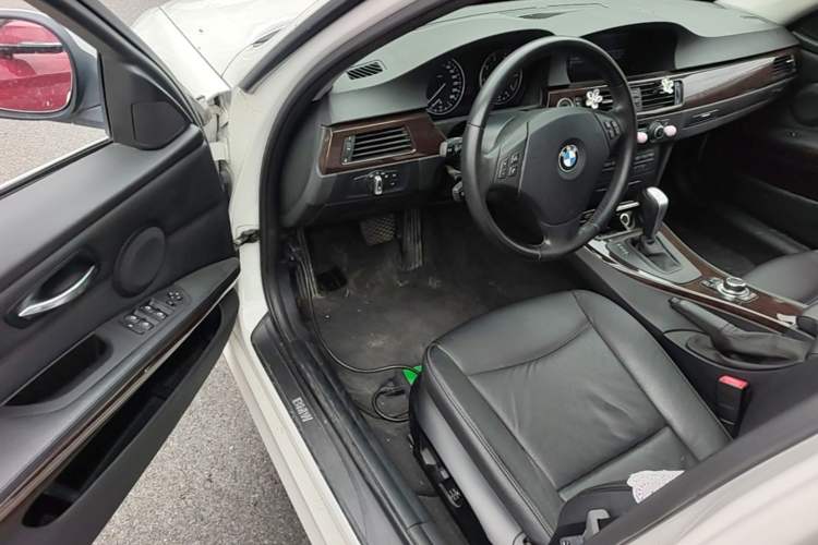Used BMW 3 Series 2010 320i Luxury Model Driver Seat