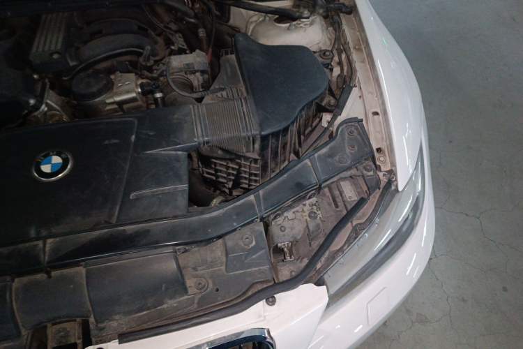 Used BMW 3 Series 2010 320i Luxury Model Engine Bay Left