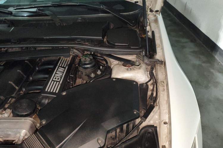 Used BMW 3 Series 2010 325i Luxury Model Engine Bay Left