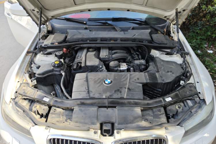 Used BMW 3 Series 2010 320i Luxury Model Engine Bay