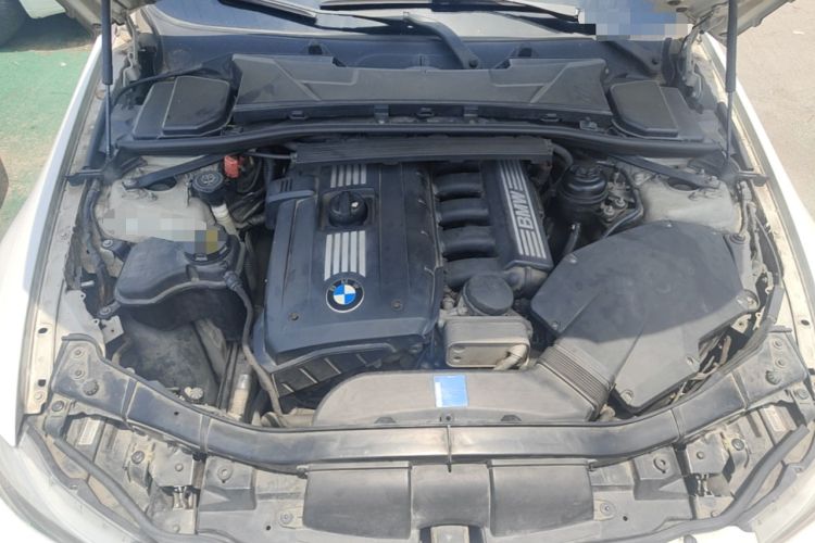 Used BMW 3 Series 2010 325i Luxury Model Engine Bay