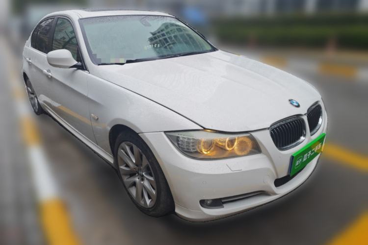 Used BMW 3 Series 2010 320i Luxury Model Front Right 45 Deg
