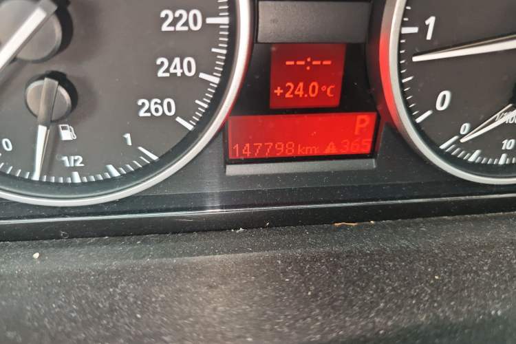 Used BMW 3 Series 2010 320i Luxury Edition Odometer Close Up