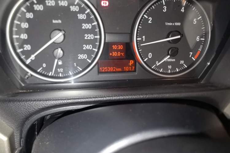 Used BMW 3 Series 2010 320i Luxury Model Odometer Close Up