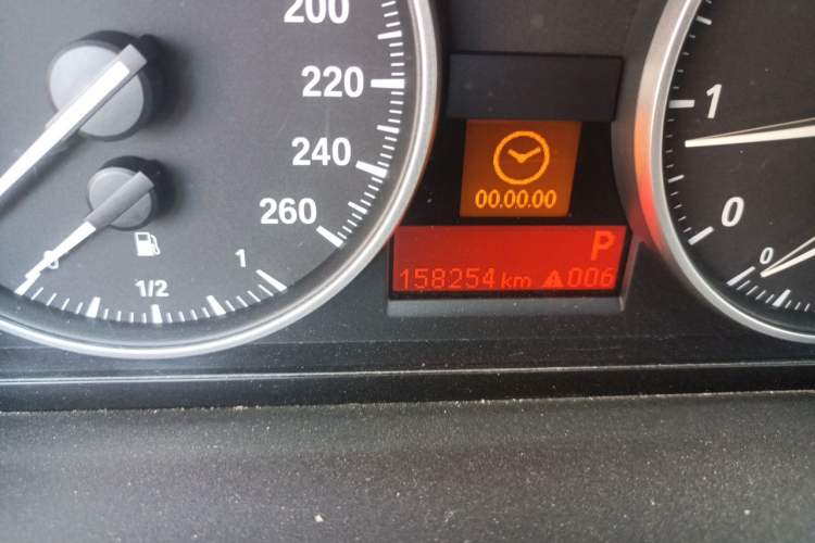 Used BMW 3 Series 2010 320i Luxury Edition Odometer Close Up