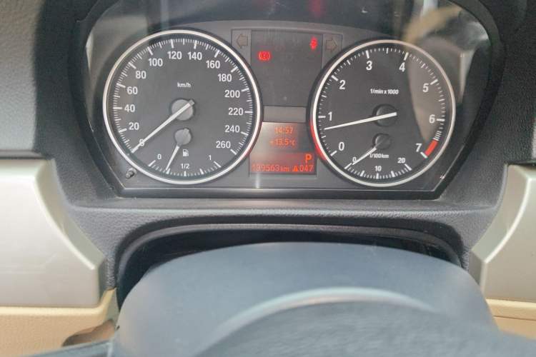 Used BMW 3 Series 2010 320i Luxury Model Odometer Close Up