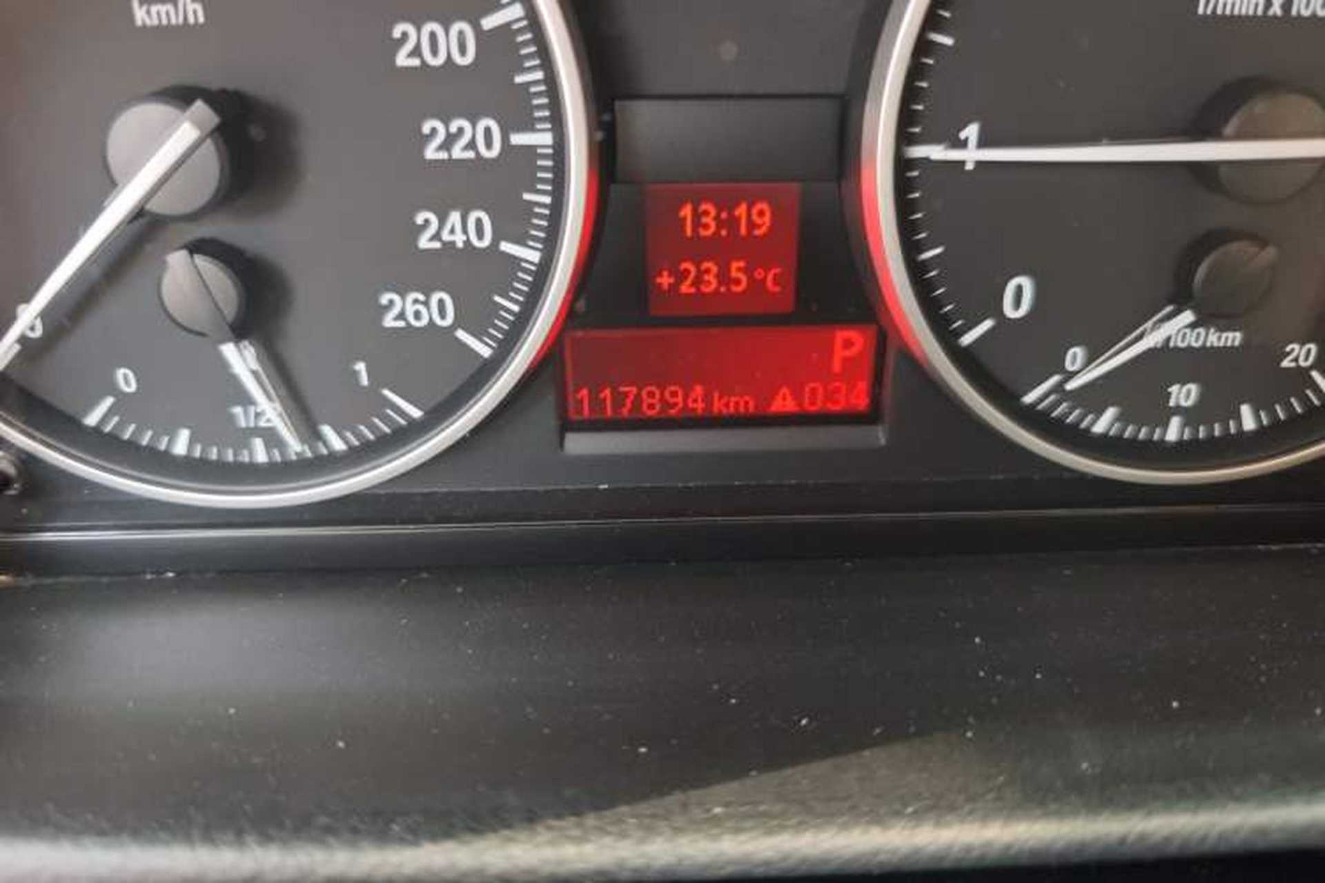 Used BMW 3 Series 2010 320i Sport Edition Odometer Close Up