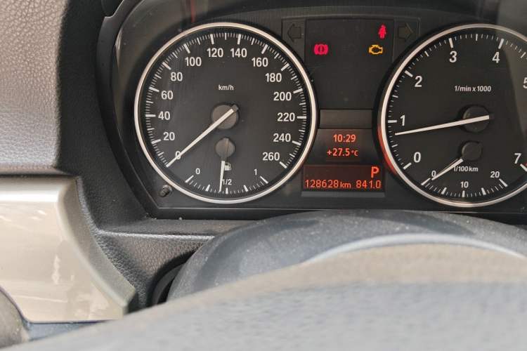Used BMW 3 Series 2010 320i Luxury Model Odometer Close Up