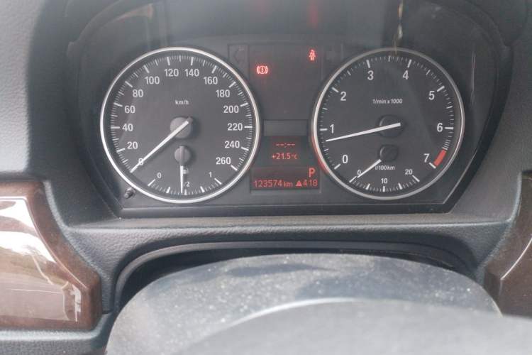 Used BMW 3 Series 2010 320i Sport Edition Odometer Close Up