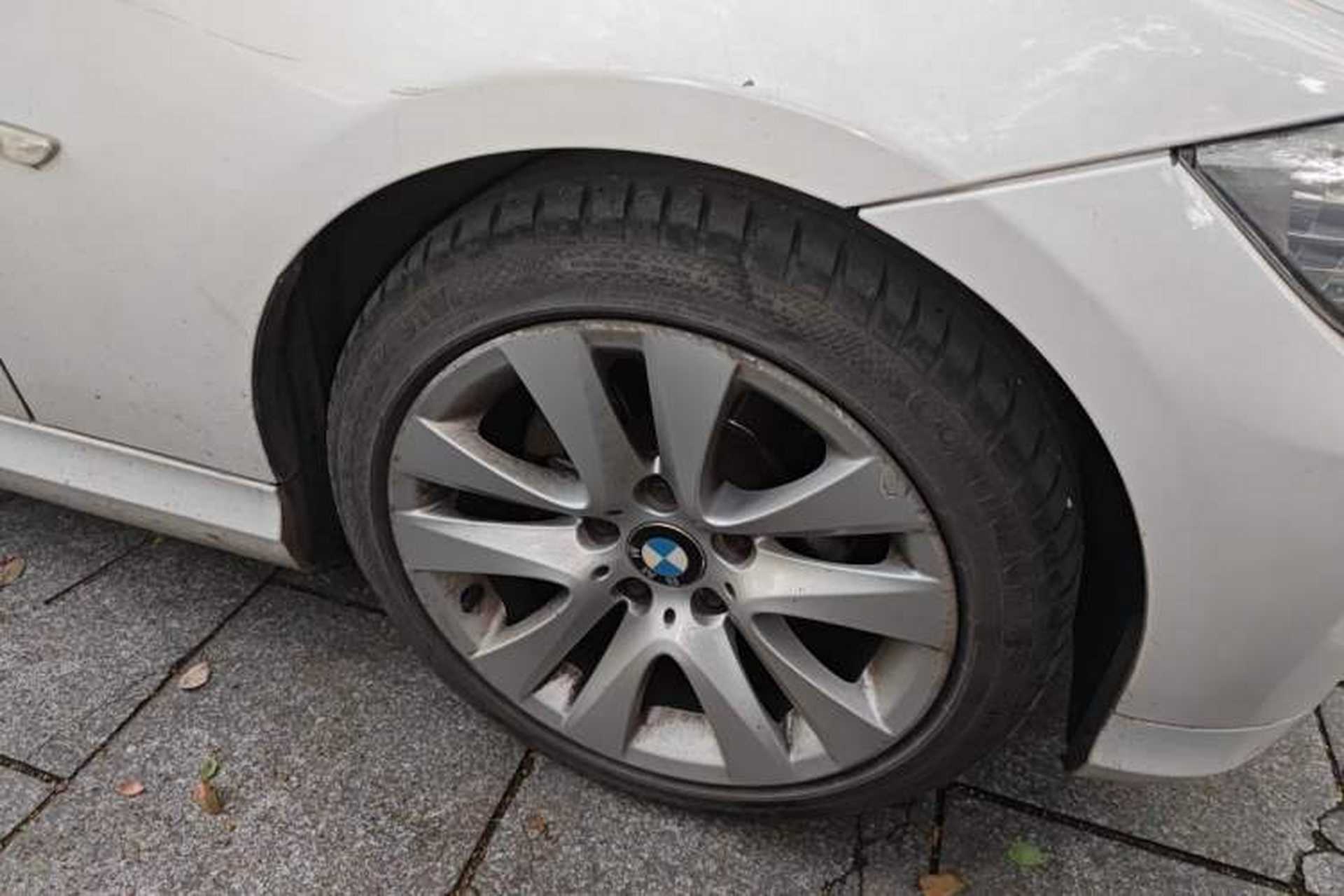 Used BMW 3 Series 2010 320i Luxury Model Right Front Wheel Hub