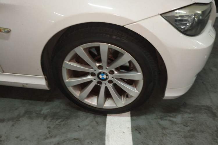 Used BMW 3 Series 2010 325i Luxury Model Right Front Wheel Hub