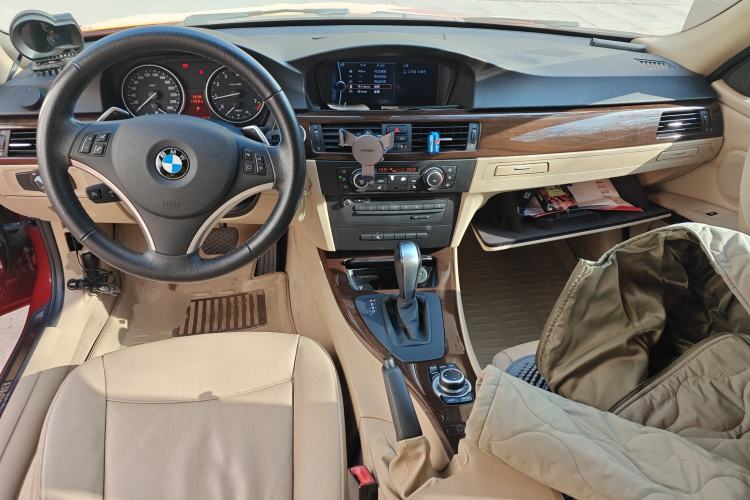 Used BMW 3 Series 2010 325i Luxury Model Center Console