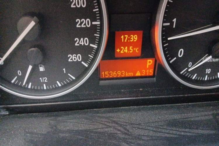 Used BMW 3 Series 2010 318i Leading Model Odometer Close Up
