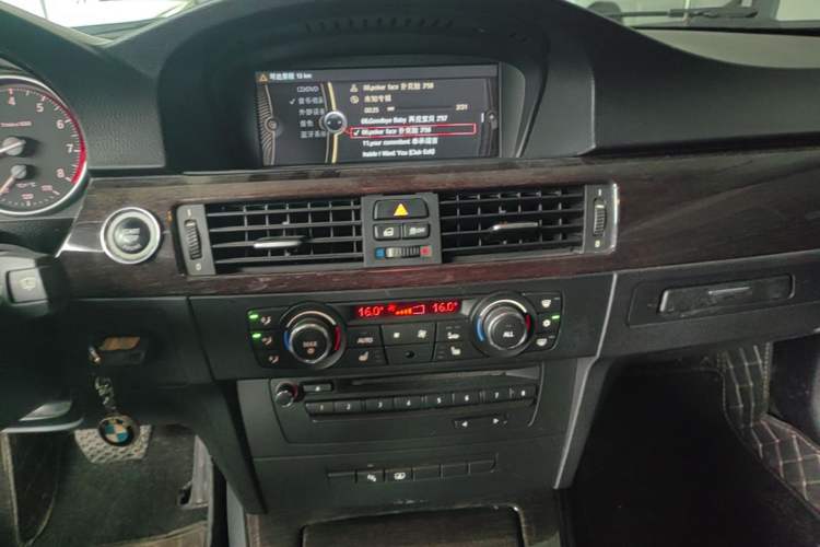 Used BMW 3 Series 2011 335i two-door coupe Audio And AC Panel