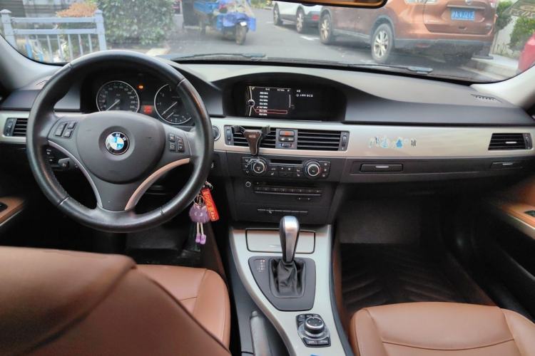 Used BMW 3 Series 2011 320i Luxury Edition Center Console