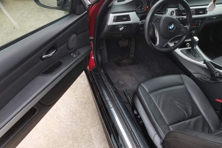 Used BMW 3 Series 2011 320i Coupe Interior 3