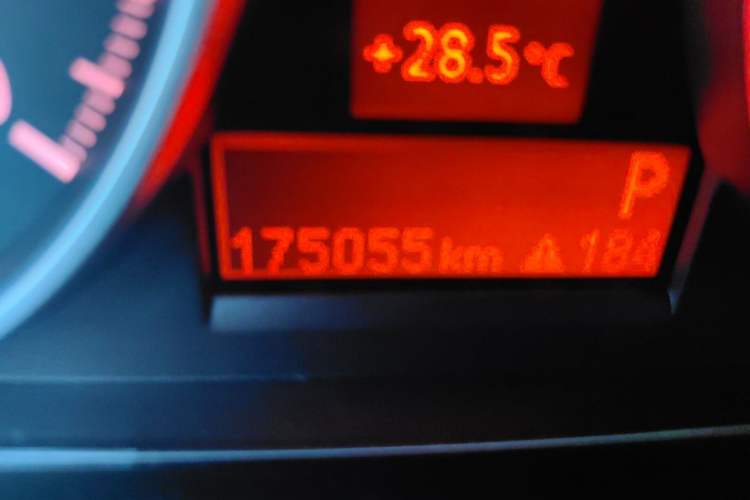 Used BMW 3 Series 2011 320i Luxury Edition Odometer Close Up