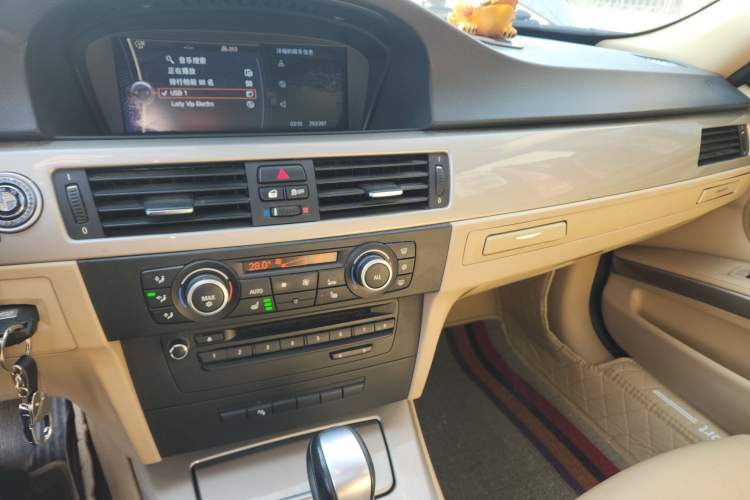 Used BMW 3 Series 2011 320i Luxury Edition Audio And AC Panel