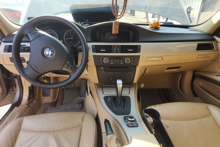 Used BMW 3 Series 2011 320i Luxury Edition Center Console