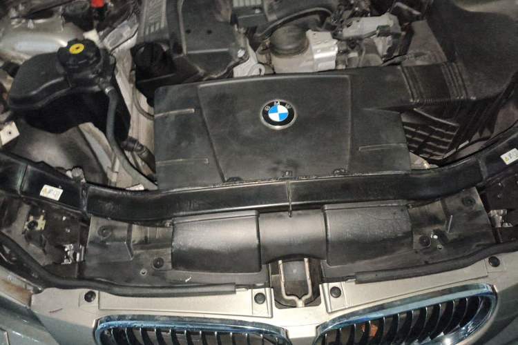 Used BMW 3 Series 2011 320i Luxury Edition Engine Bay