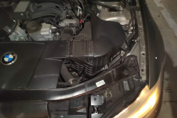 Used BMW 3 Series 2011 320i Luxury Edition Engine Bay Left