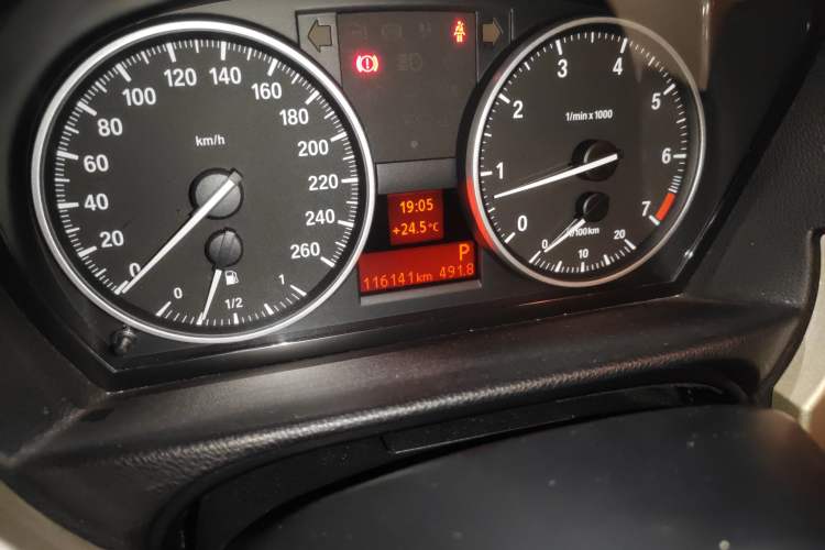 Used BMW 3 Series 2011 320i Luxury Edition Odometer Close Up
