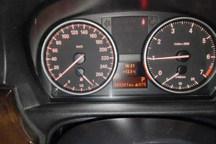 Used BMW 3 Series 2011 320i Sport Edition Odometer Close Up