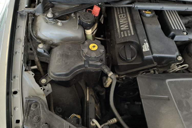 Used BMW 3 Series 2011 318i Leading Model Engine Bay Right
