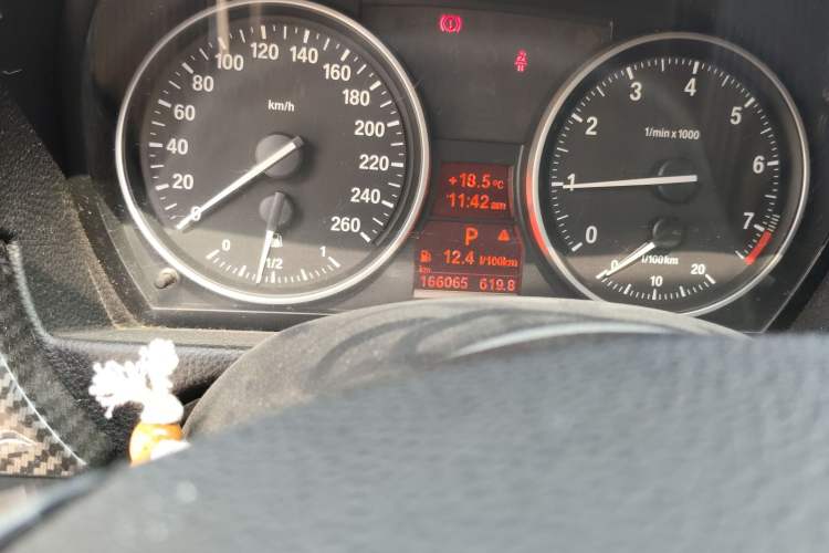Used BMW 3 Series 2011 325i Sport Edition Odometer Close Up
