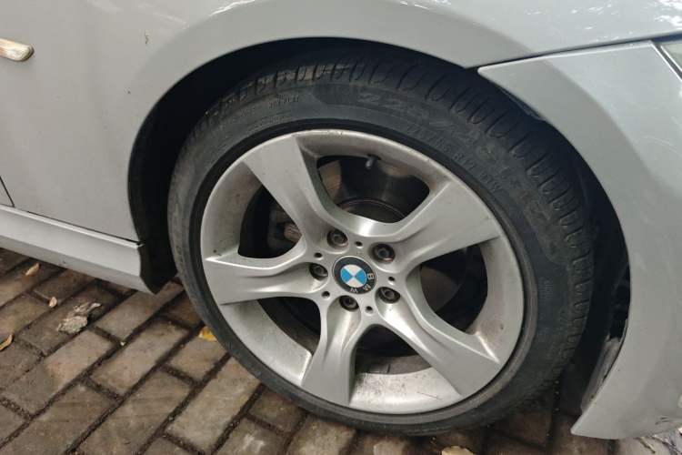 Used BMW 3 Series 2011 325i Luxury Edition Right Front Wheel Hub