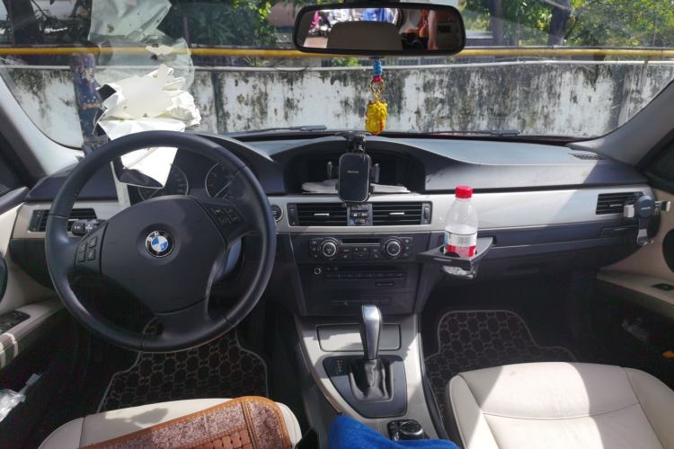 Used BMW 3 Series 2011 320i Luxury Edition Center Console
