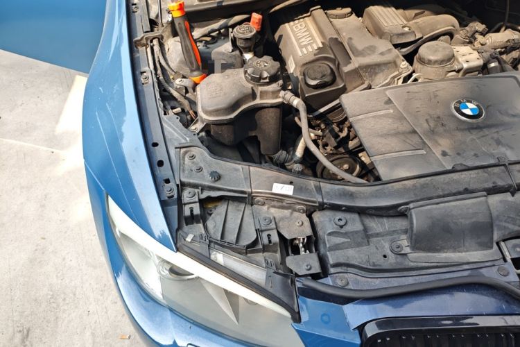 Used BMW 3 Series 2011 320i Coupe Engine Bay Right