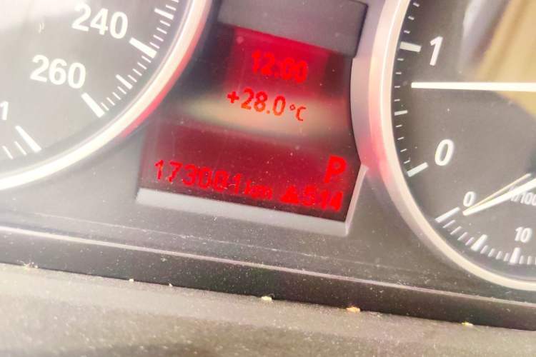 Used BMW 3 Series 2011 320i Sport Edition Odometer Close Up