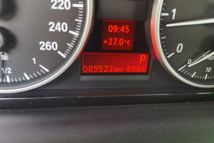 Used BMW 3 Series 2011 320i Luxury Edition Odometer Close Up