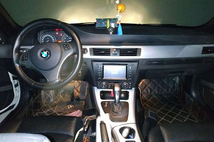 Used BMW 3 Series 2011 325i Convertible Coupe Center Console