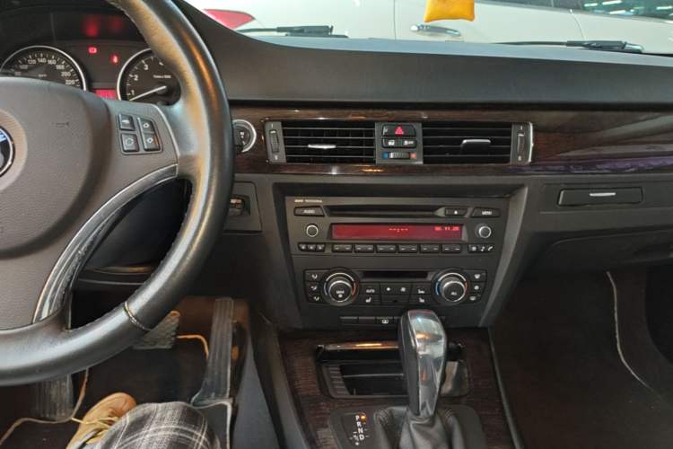 Used BMW 3 Series 2011 325i two-door coupe Audio And AC Panel