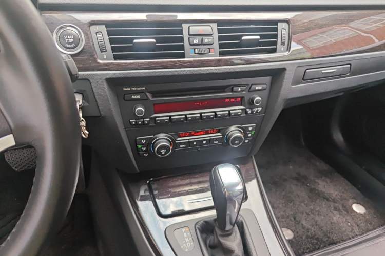 Used BMW 3 Series 2011 320i Coupe Audio And AC Panel
