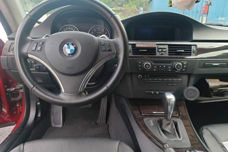 Used BMW 3 Series 2011 330i two-door coupe Center Console