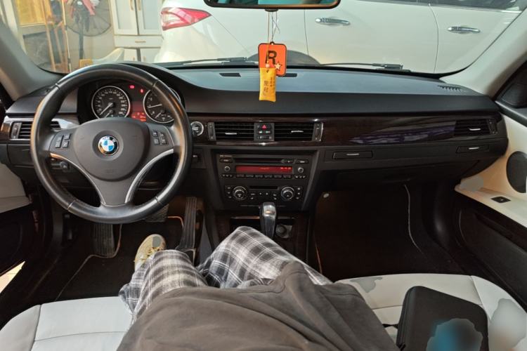 Used BMW 3 Series 2011 325i two-door coupe Center Console