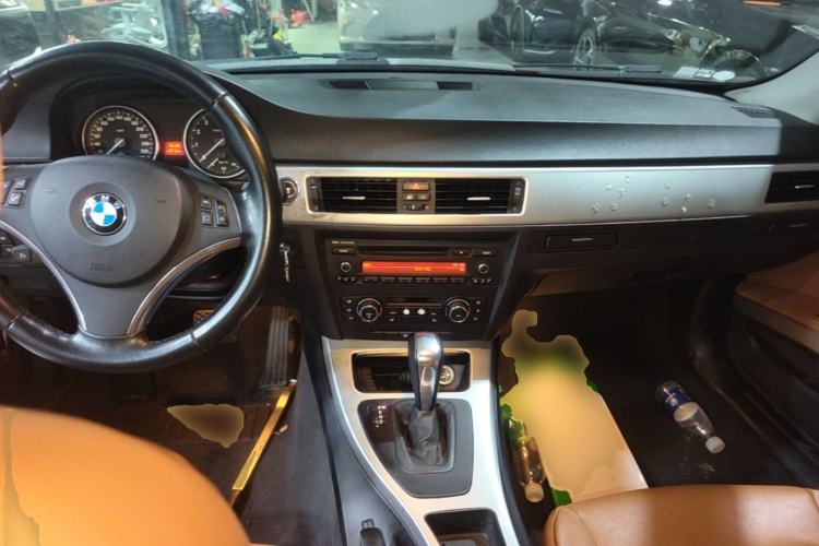 Used BMW 3 Series 2011 325i two-door coupe Center Console