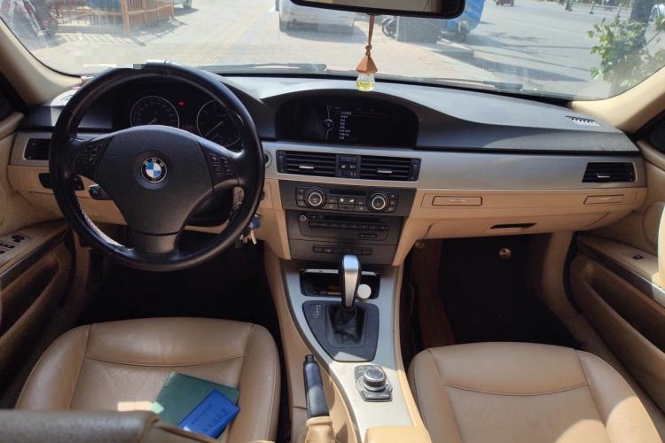 Used BMW 3 Series 2011 320i Luxury Edition Center Console