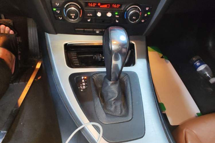 Used BMW 3 Series 2011 325i two-door coupe Gear Lever