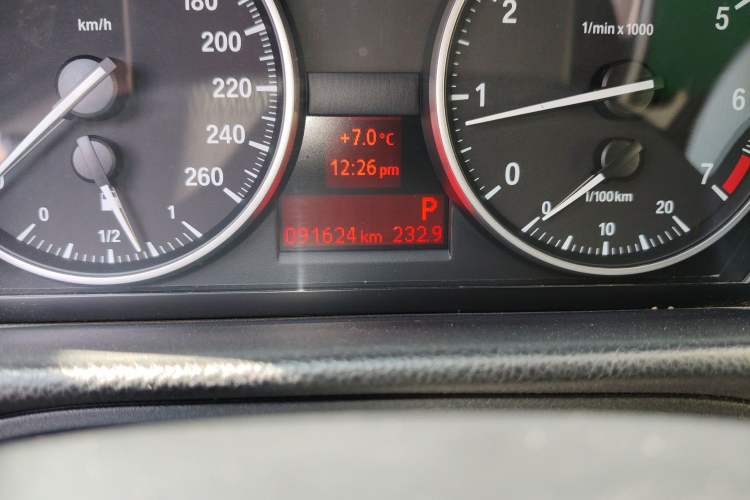 Used BMW 3 Series 2011 320i Coupe Odometer Close Up