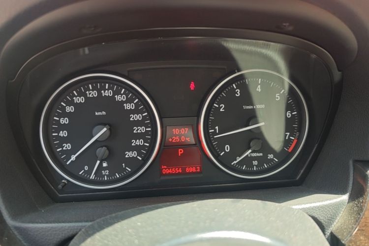 Used BMW 3 Series 2011 325i Luxury Edition Odometer Close Up
