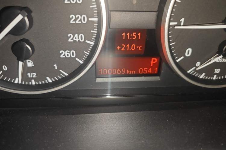 Used BMW 3 Series 2011 320i Sport Edition Odometer Close Up