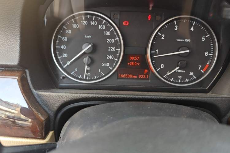 Used BMW 3 Series 2011 320i Sport Edition Odometer Close Up
