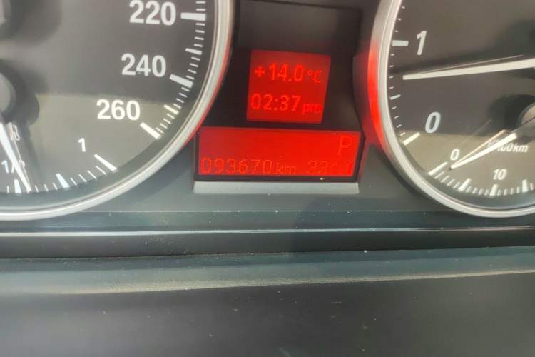 Used BMW 3 Series 2011 320i Coupe Odometer Close Up