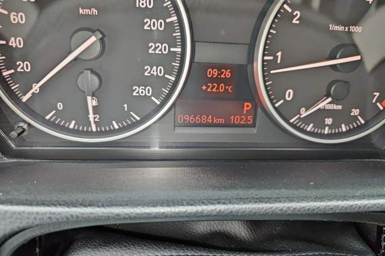 Used BMW 3 Series 2011 320i Luxury Edition Odometer Close Up