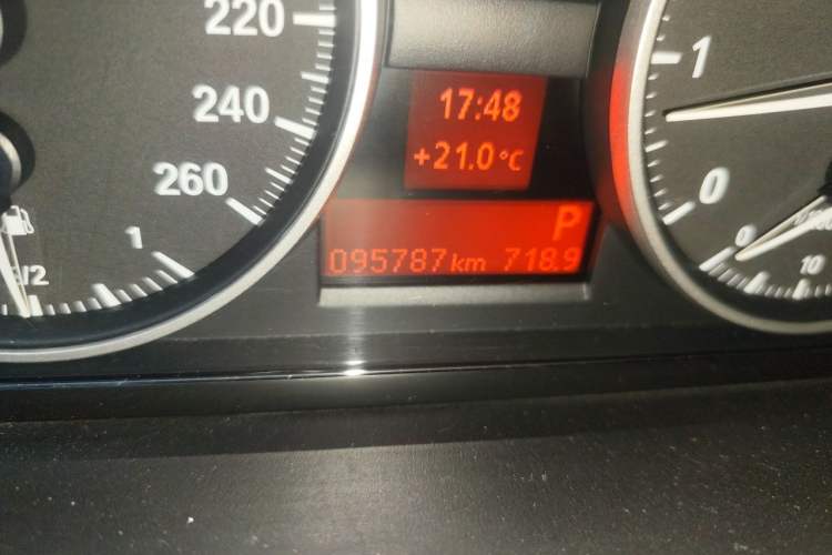 Used BMW 3 Series 2011 320i Sport Edition Odometer Close Up